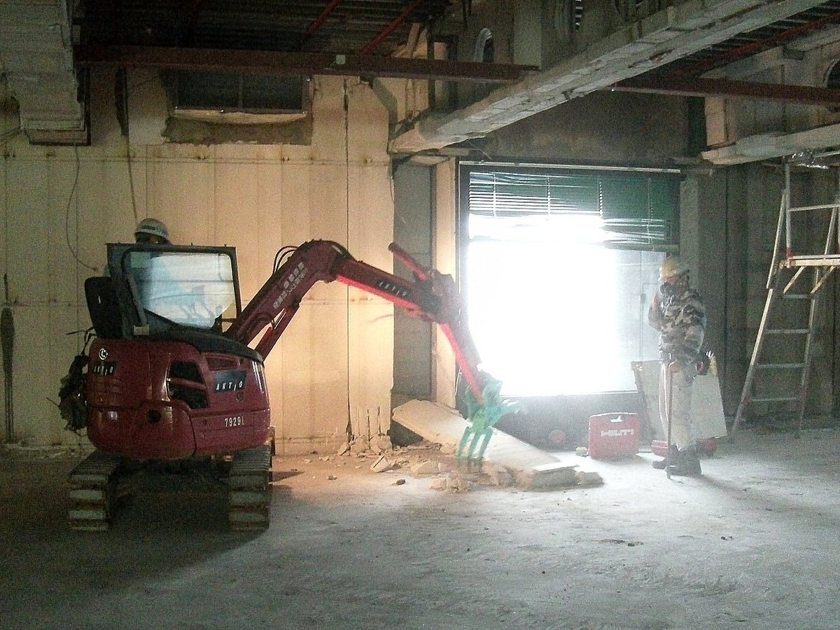 屋内の解体工事で使われるミニショベル