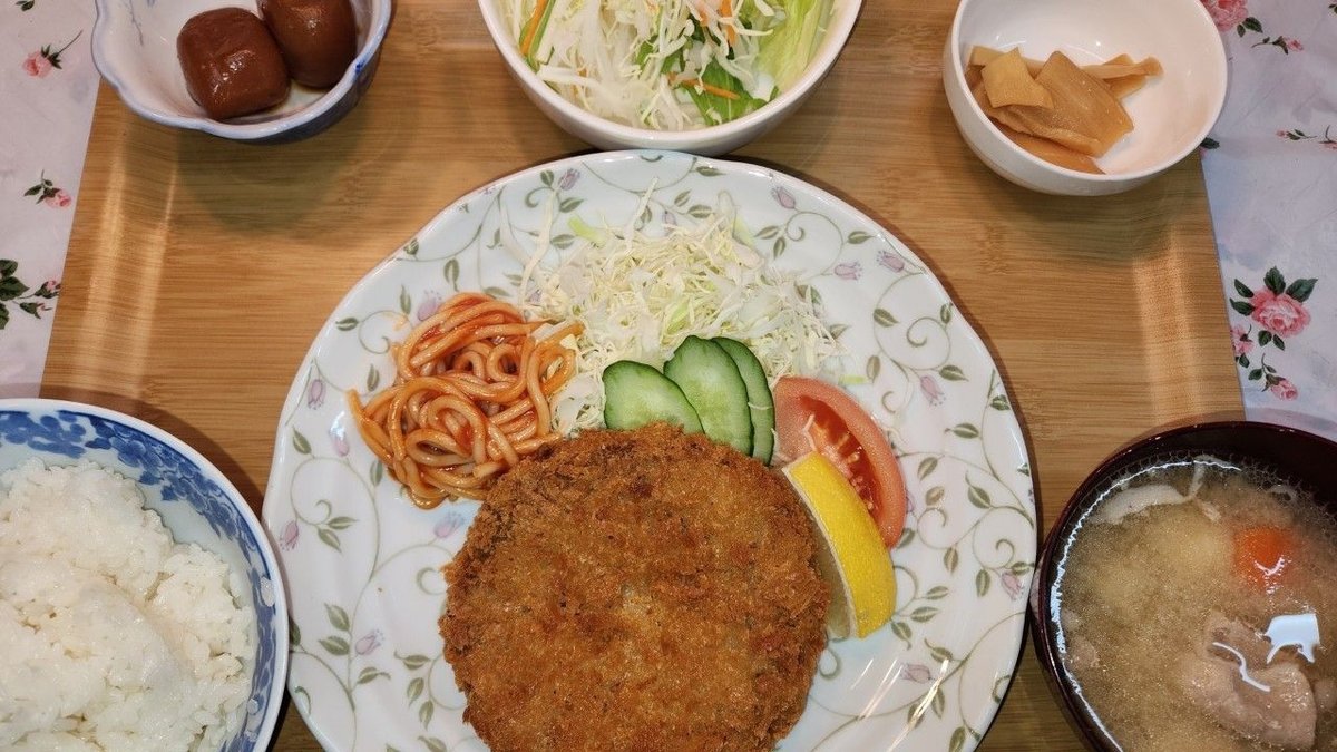 社員食堂の定食（ご飯・コロッケ・サラダ・小鉢・汁物）