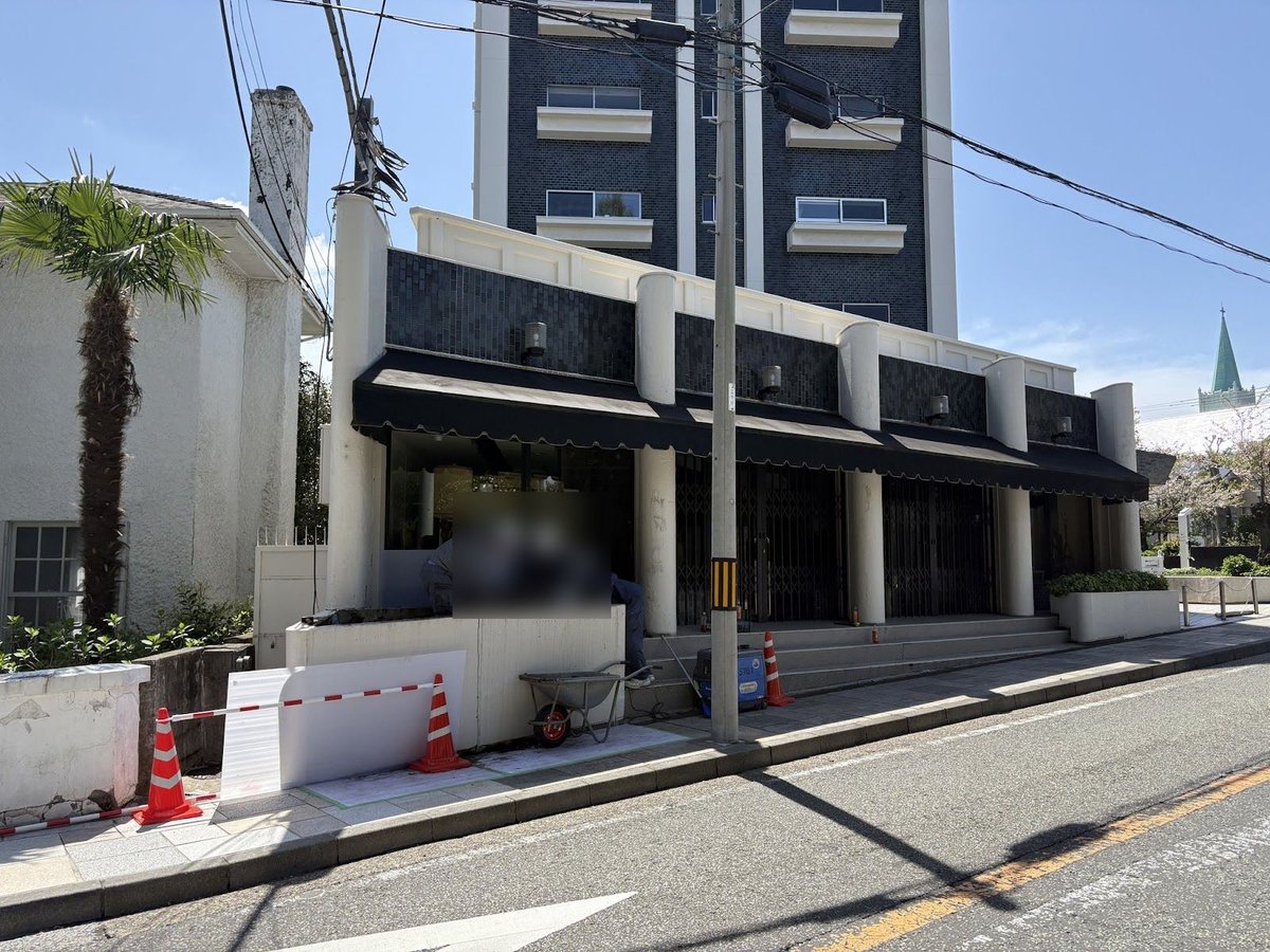 集合住宅の前で進む外構の改修工事