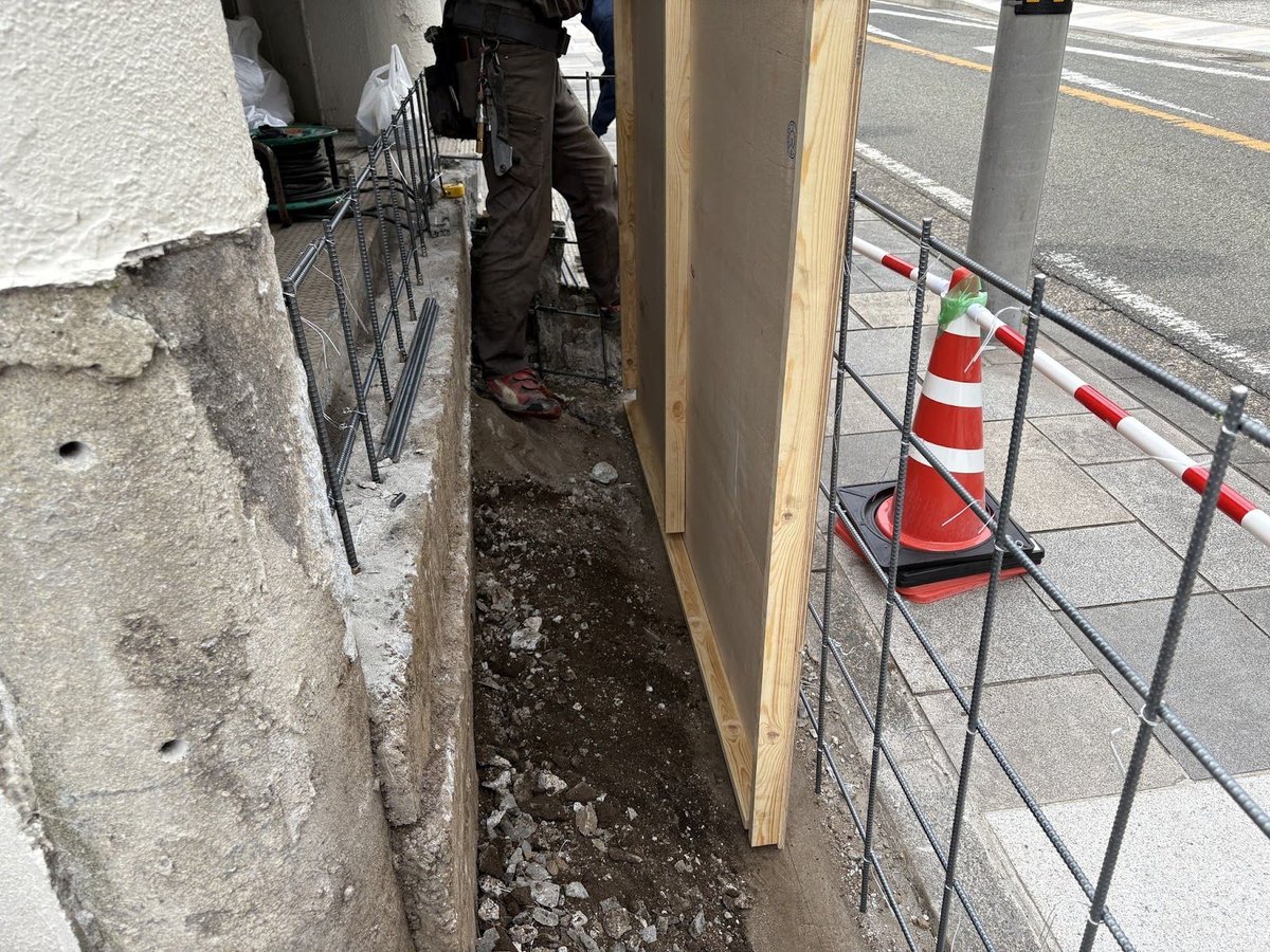 歩道の際を掘削して進める復旧工事の現場
