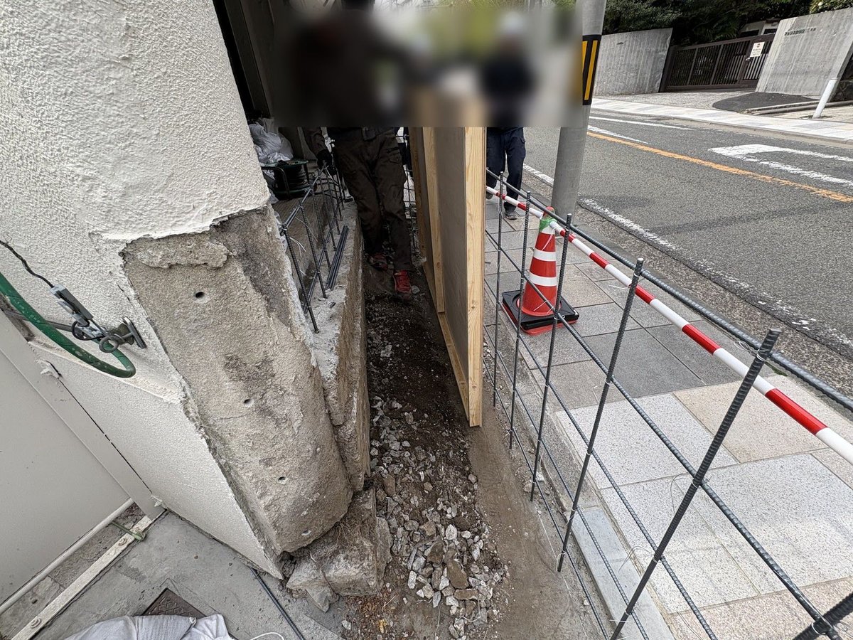 歩道の際を掘削して進める工事の現場