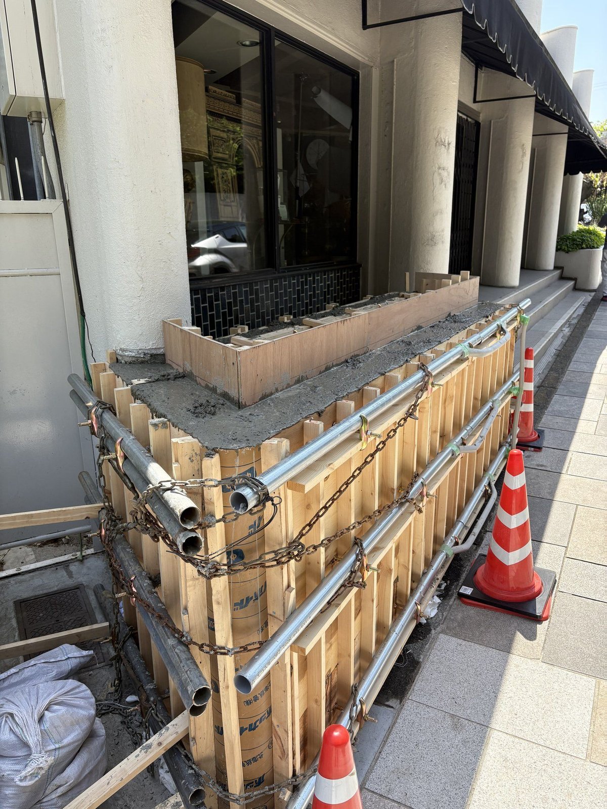 単管で締め付けて組み立てた外構工事の型枠