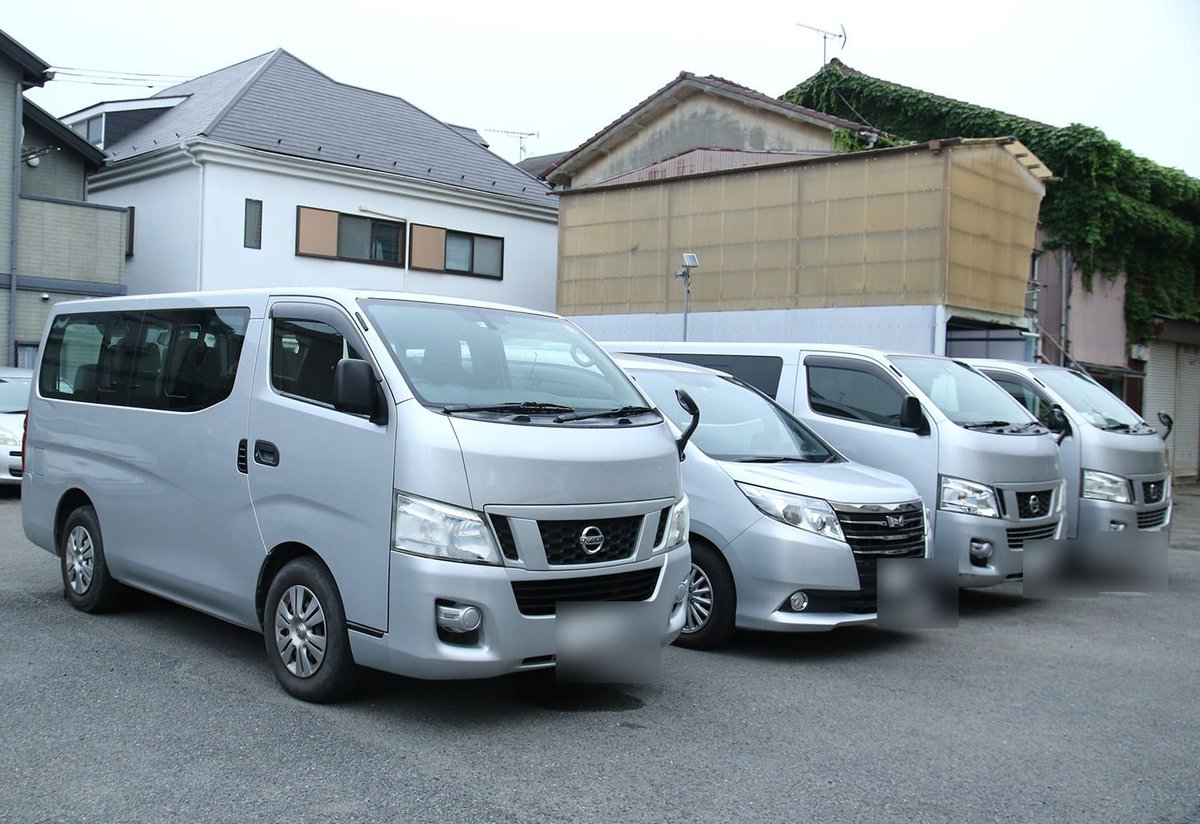 寮の前に並んだ送迎用のワンボックス車