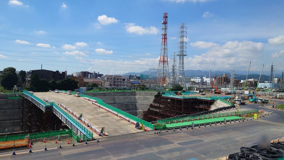 河川沿いで進む屋外の造成工事の現場