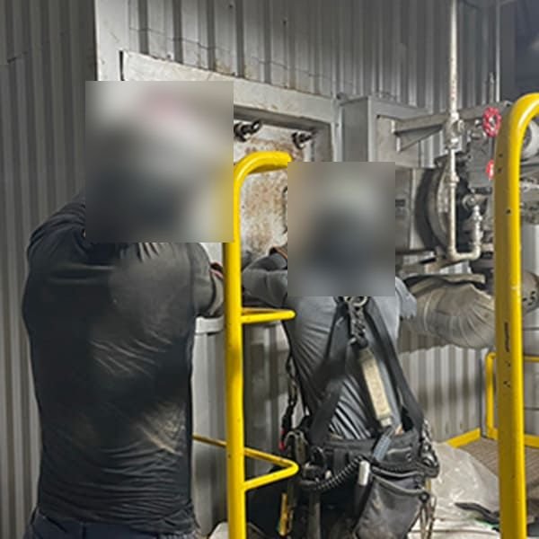 呼吸用保護具を着けて作業する2人の後ろ姿