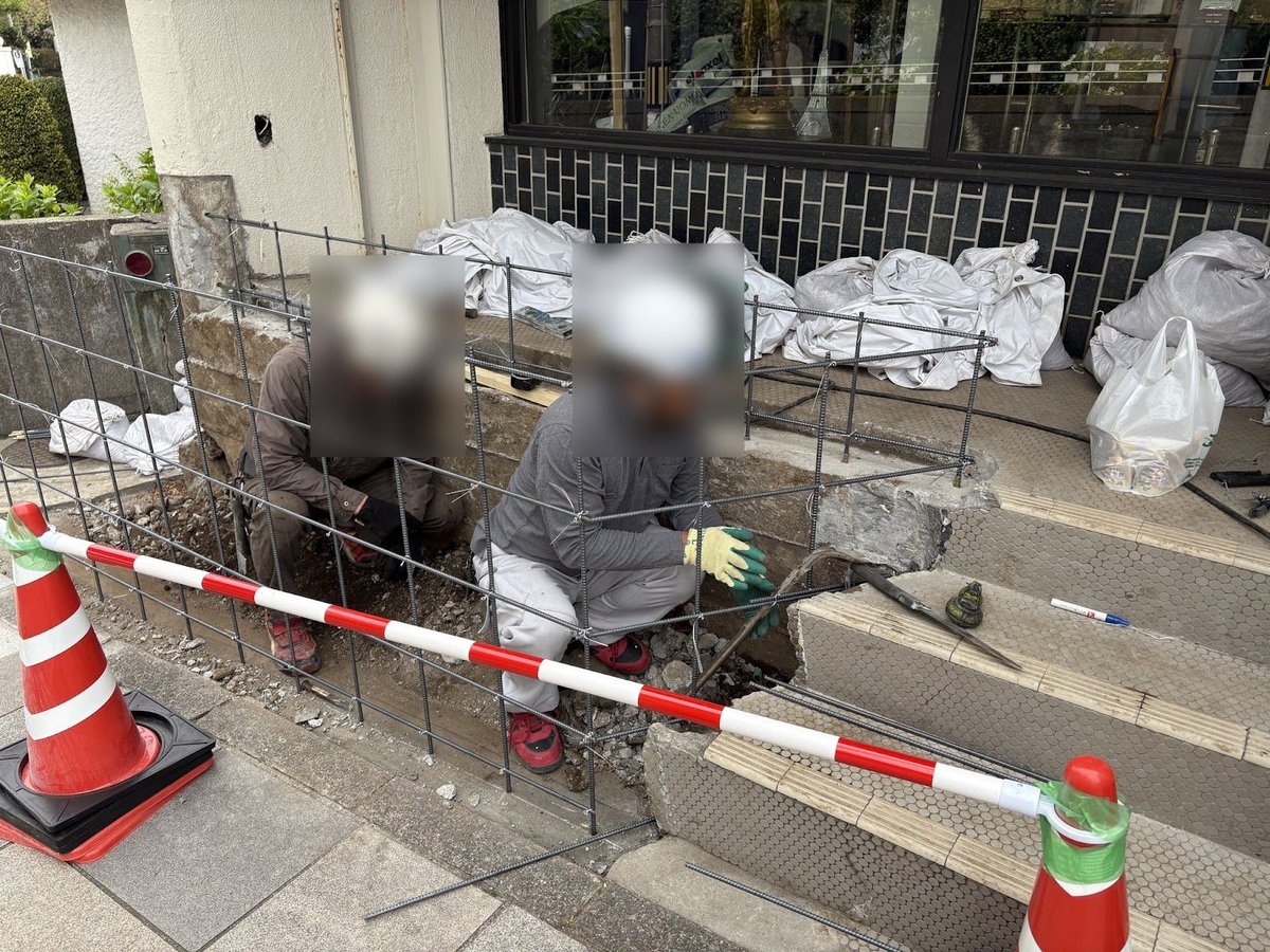 外構工事で鉄筋を組む作業員