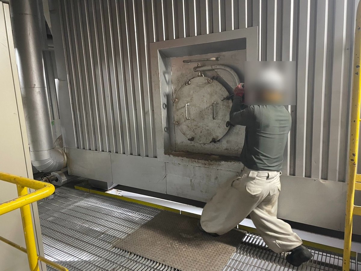 点検口を開けて設備を確認する作業