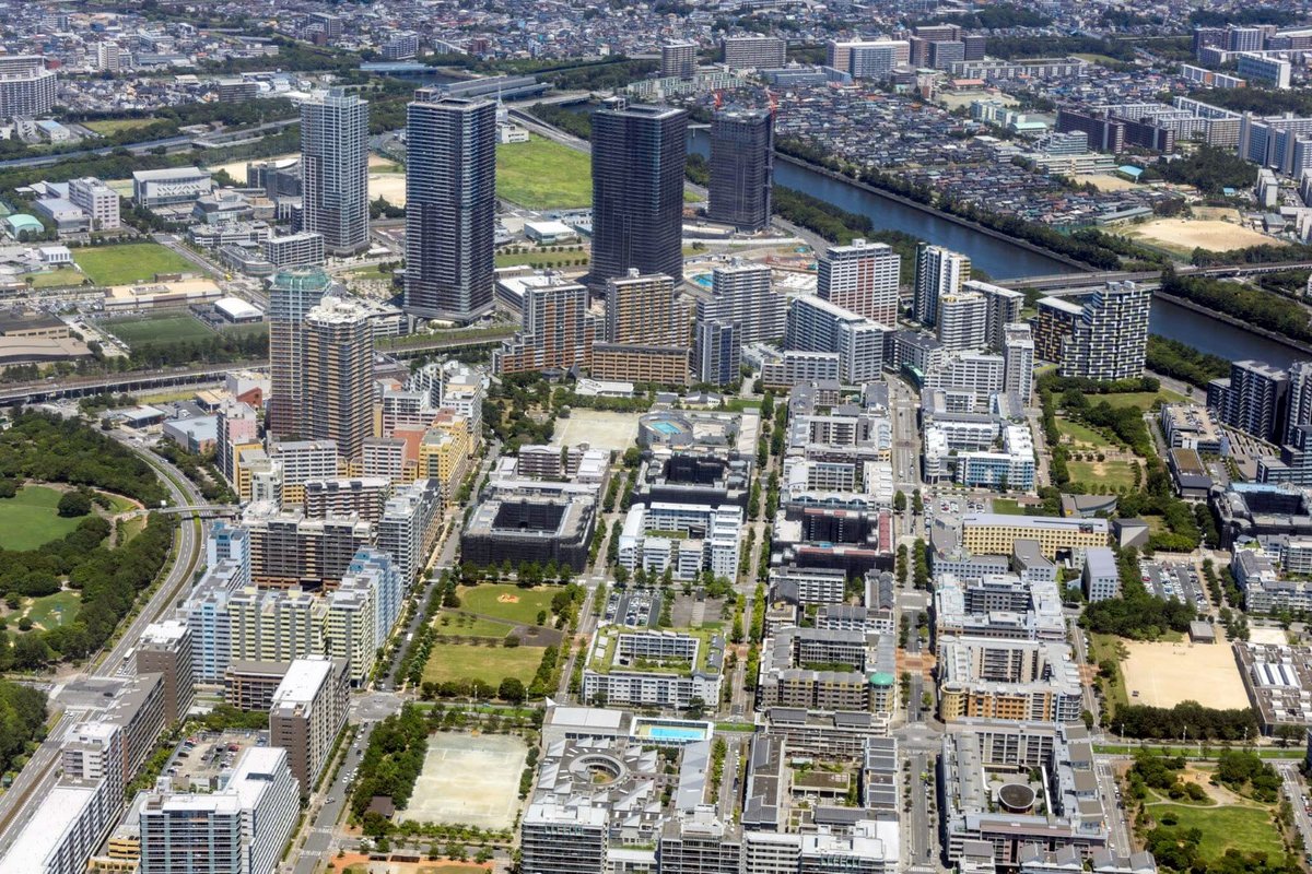 建物の屋根が並ぶ市街地の空撮