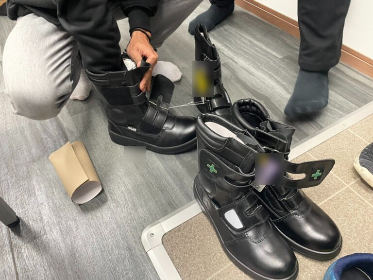 安全靴を履く作業員の足元
